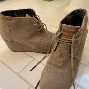 Tom’s Taupe Wedges